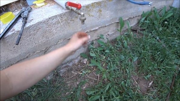 Вывел воду из дома на участок/ простым способом/влог из деревни. май