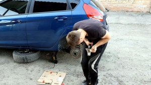 Форд фиеста. Замена задних отбойников (амортизаторов)