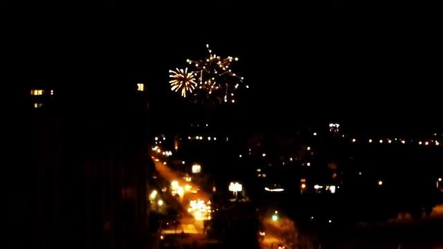 Салют на фоне ночного города смотреть онлайн
