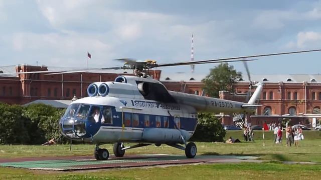 Посадка Ми-8 на площадке у Петропавловской крепости смотреть онлайн