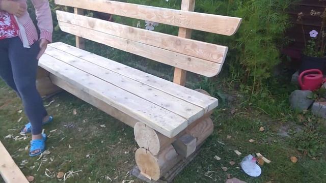 лавочка из оцилиндрованного бревна на даче. смотреть онлайн