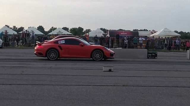 Porsche 911 Turbo S vs Mitsubishi Lancer EVO 9 смотреть онлайн