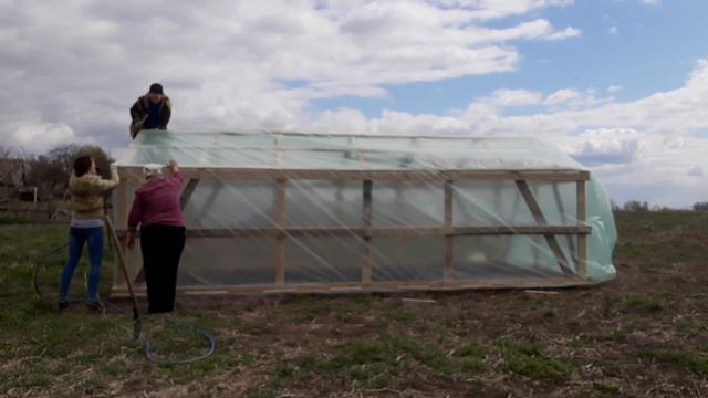 Накрываем теплицу плёнкой смотреть онлайн