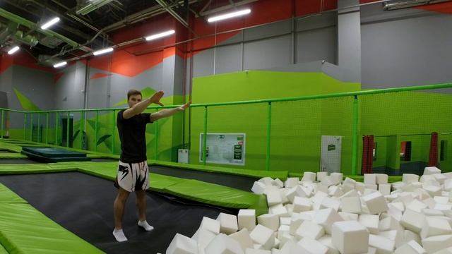 КАК СДЕЛАТЬ САЛЬТО за 5 Минут! (3в1) Прыжки на батуте! Обучалка #6 смотреть онлайн