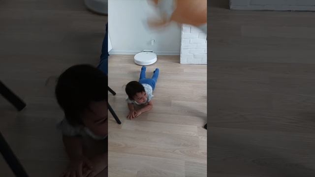 Малыш чуть не упал с кота Батона смотреть онлайн