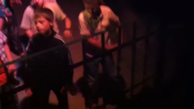 Дети веселятся под Nintendo - Черный Пистолет .MOV смотреть онлайн