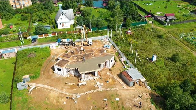 Заливка монолитной плиты перекрытия частного загородного дома с плоской крышей в стиле Хай тек смотреть онлайн