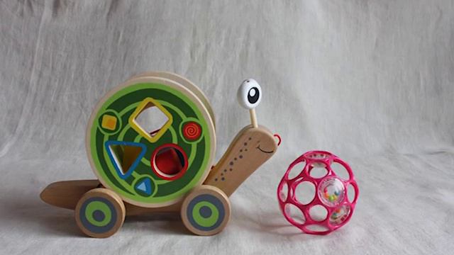 Каталка Улитка Hape/Мячик гремящий Oball смотреть онлайн