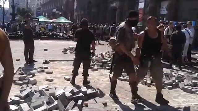 Майдановцы разбирают брусчатку смотреть онлайн