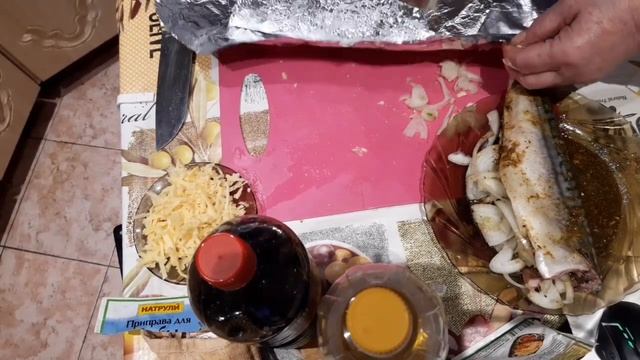 #скумбрия #рыба Запеченая скумбрия с луком в фальге смотреть онлайн