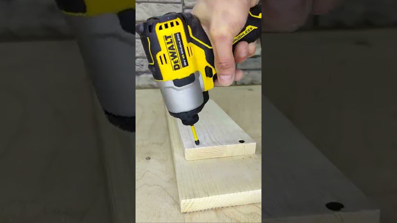 Обязательно запомни эту хитрость! Как легко закрутить саморез, чтобы не треснула доска? #shorts смотреть онлайн