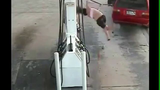 ЖЕСТЬ! Мужик забыл на заправке ВЫНУТЬ пистолет из бака! смотреть онлайн