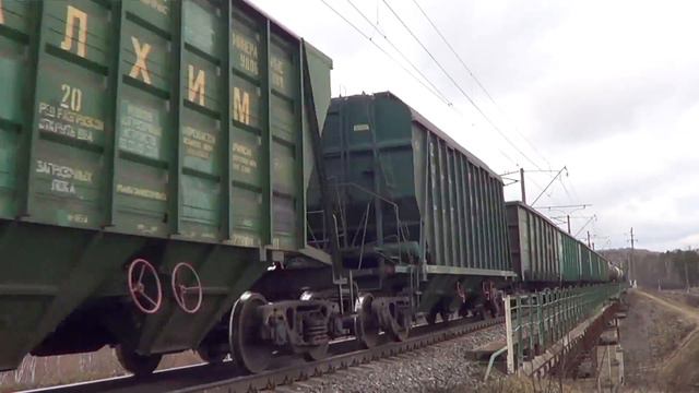 ВЛ10У-561 с грузовым поездом, следует по мосту через реку "Истра", БМО ж/д смотреть онлайн