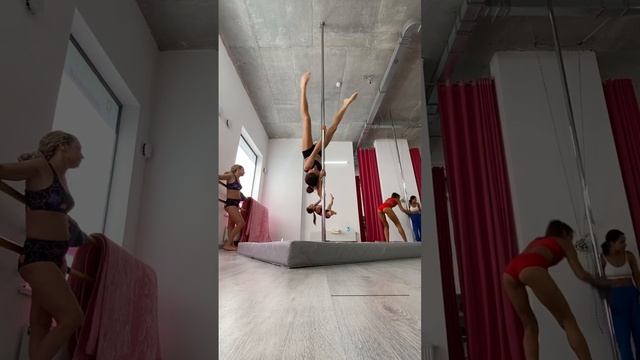 Флаг на локте, перехват на классический хват во флаг, свечка #воздушнаягимнастика #пилон смотреть онлайн