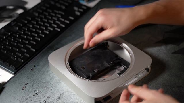 Mac mini (Late 2014) Установка SSD. Разбор и замена термопасты. смотреть онлайн