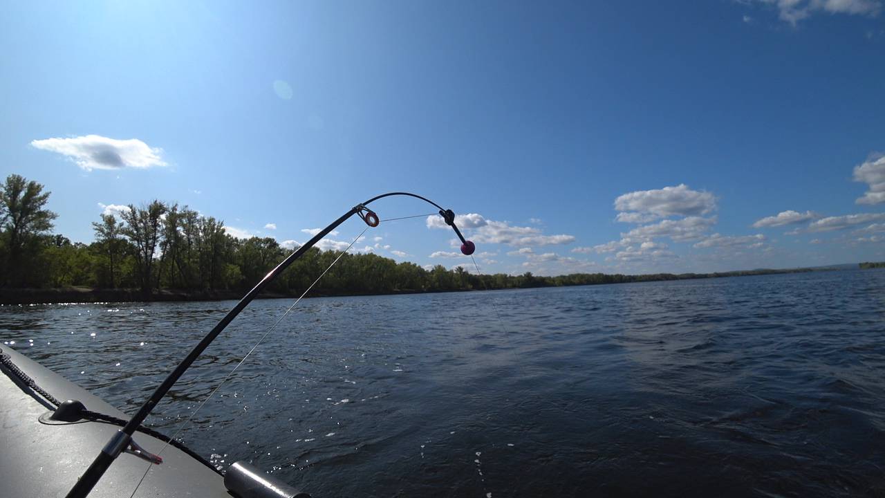 Поменял три места и нашёл свою долгожданную яму! Рыбалка на Волге. Ловля на кольцо смотреть онлайн