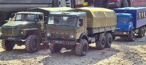 Грузовики Камаз и Урал в грязи