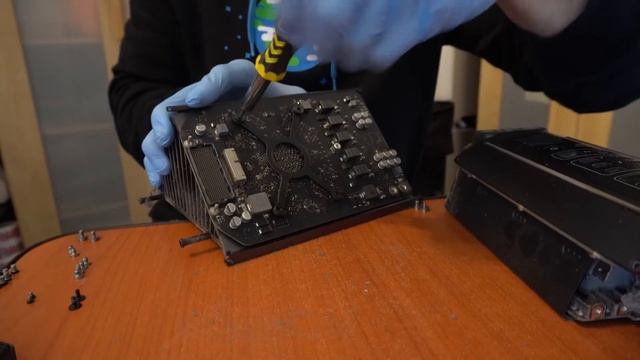 how to, disassembly of the mac pro 2013 6.1 graphics cards and thermal core on the trash can:) смотреть онлайн