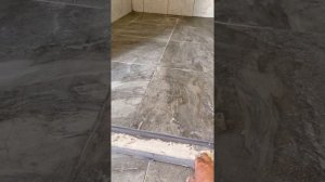 Установка пластиковых дверей в душе и туалете на разном уровне. Инструмент в наличии