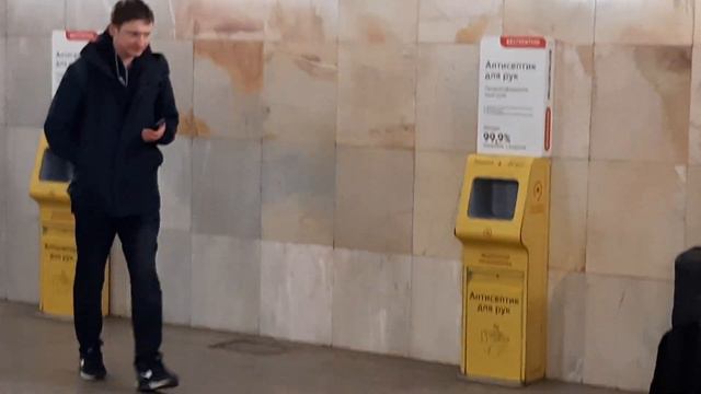 Я слушаю мелодию в метро. Москва. Музыка в метро. Метро Чеховская. Март. 2022 год. смотреть онлайн