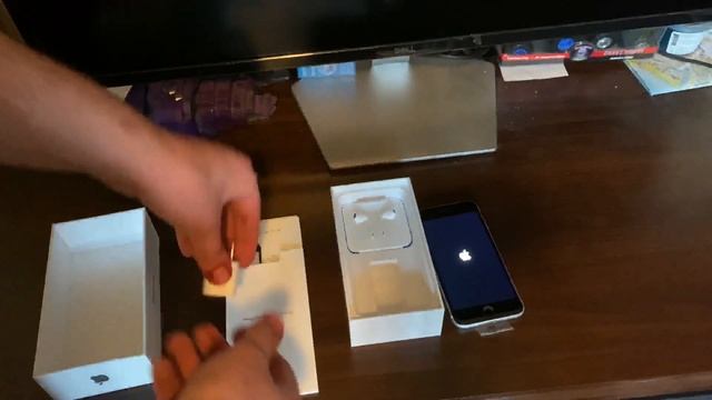 Apple iPhone SE Unboxing: White! (iPhone SE 2020) смотреть онлайн