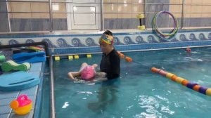 Как интересно провести занятие в бассейне для ребёнка раннего возраста?