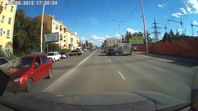 Каскадер на Ладе, Омск 03.09.2015 // Lucky car trick in Omsk, Russia смотреть онлайн