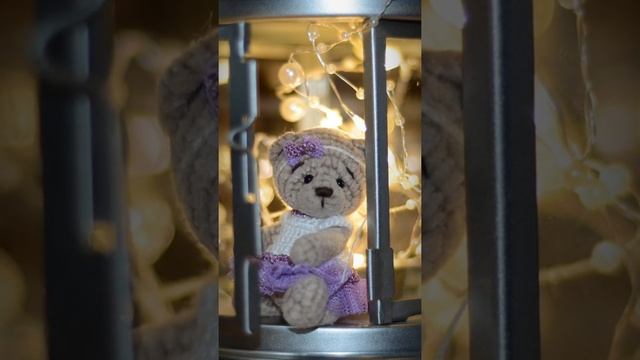 Маленький и большой плюшевый мишка в одежде, поздравление с праздником смотреть онлайн