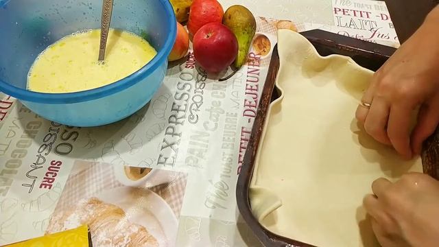 Вкусный пирог из слоёного теста. С яблоками и заливкой. смотреть онлайн