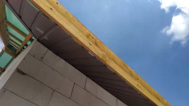 Стройка дома - 74. Подшивка свесов крыши дома и пристройки профнастилом. смотреть онлайн