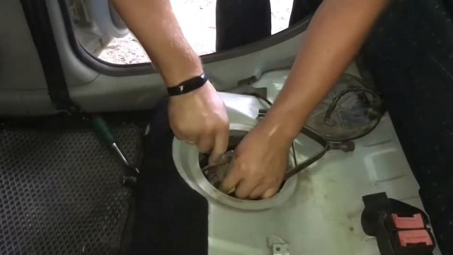 Renault Clio 2 замена гайки ,колбы, бензонасоса. смотреть онлайн