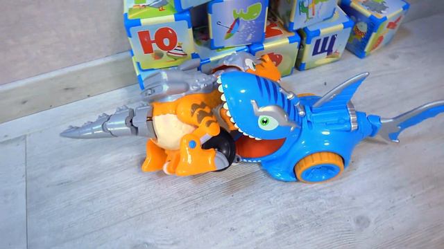 Атака АКУЛЫ и ДИНОЗАВРА на радиоуправлении. Интерактивные игрушки Little Tikes