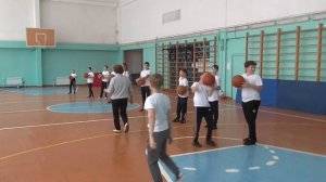 Урок физической культуры в 5 "в" классе. Баскетбол.