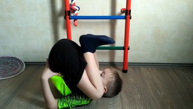 Стойка на лопатках. Домашка по физкультуре.