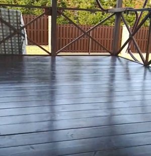 Настелил пол из строганой доски на веранде.
