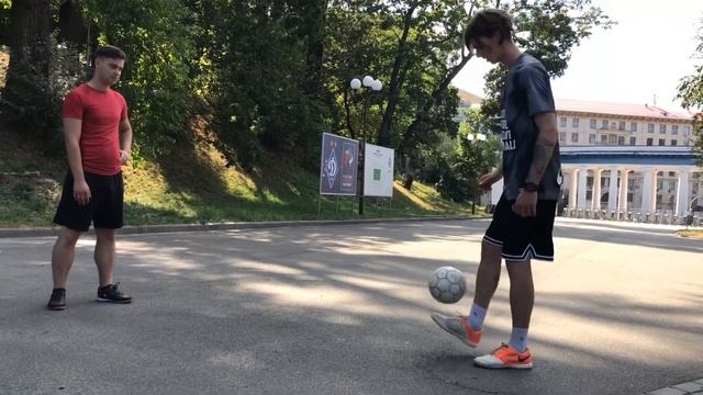 ФУТБОЛЬНЫЙ ФРИСТАЙЛ С НУЛЯ | УЧИМ БАЗОВЫЕ ПРИЕМЫ | Взялся за голову и пошёл учить трюки смотреть онлайн