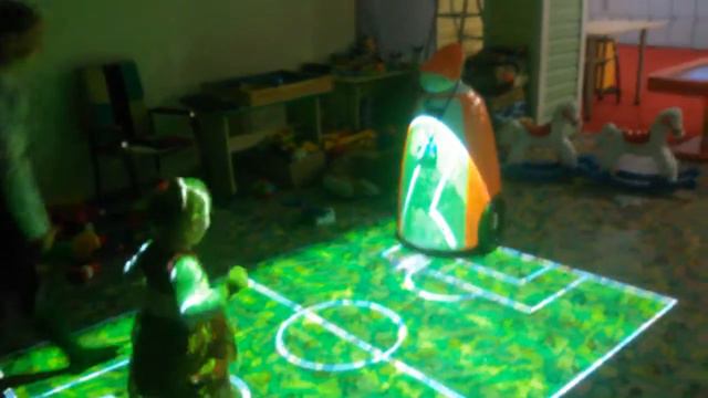 Робот Лекс играет с футбол! смотреть онлайн