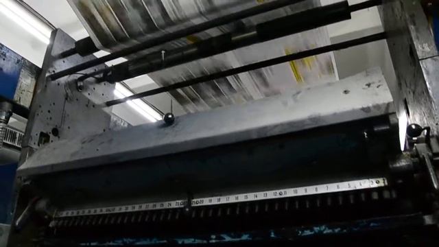 Волинська друкарня. Друк газети: подача паперу