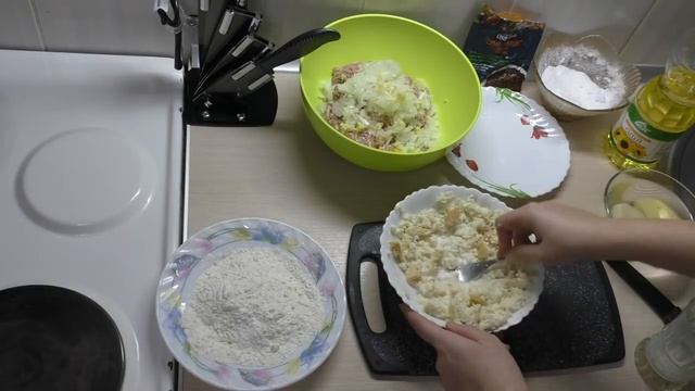 Экономные домашние котлеты с хлебом и картофелем смотреть онлайн