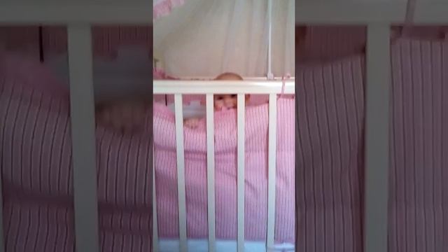 Лиза начинает поднимать в кроватке MOV 0005 смотреть онлайн