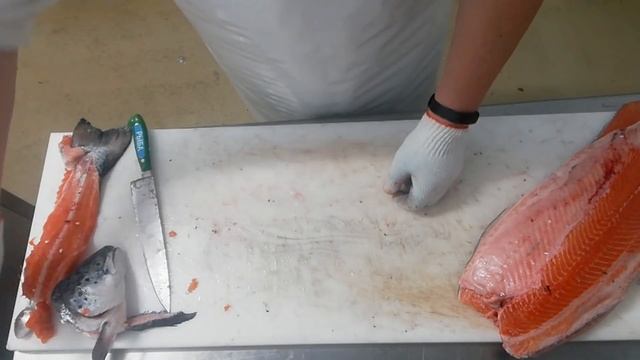 РАЗДЕЛКА ЛОСОСЯ ( СЕМГА, ФОРЕЛЬ) +БОМБИЧЕСКИЙ РЕЦЕПТ ЗАСОЛКИ!!! смотреть онлайн