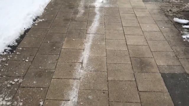 Как посыпают дорожки солью. смотреть онлайн