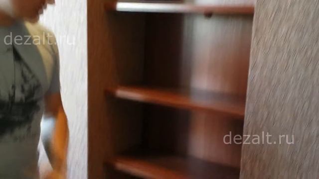 Полки с зеркалом перегораживают проход в квартире