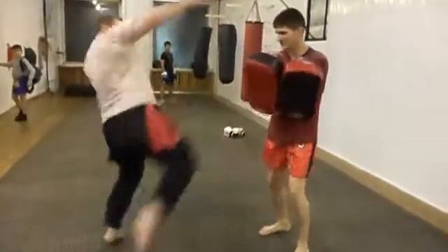 Инвалид работает по лапам