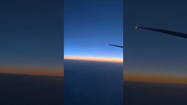 Рассвет из иллюминатора самолёта в таймлапс ? ✈️ смотреть онлайн