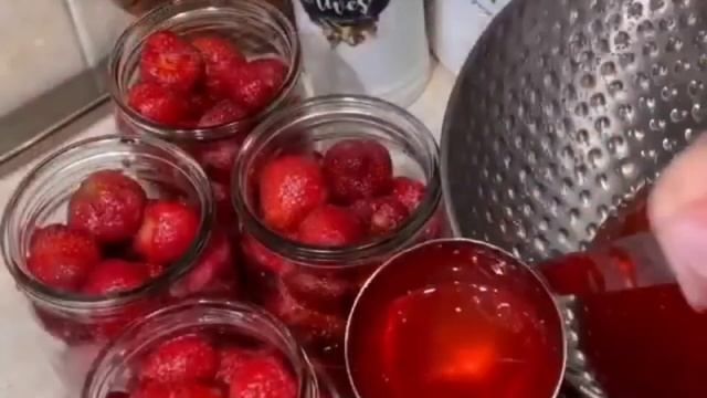 Выручает, когда захочется приготовить клубничный десерт, почувствовать вкус лета в холодное время. смотреть онлайн