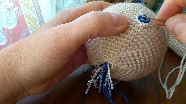 как я вышиваю глаза вязаной кукле смотреть онлайн