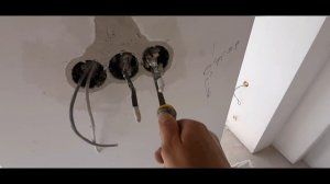 Устанавливаем подрозетники в сплошные и полые стены.