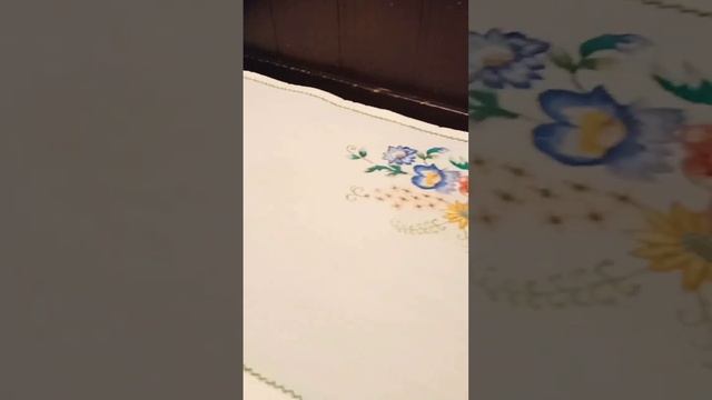 Салфетка с вышивкой гладью для комода или сервировки стола. смотреть онлайн