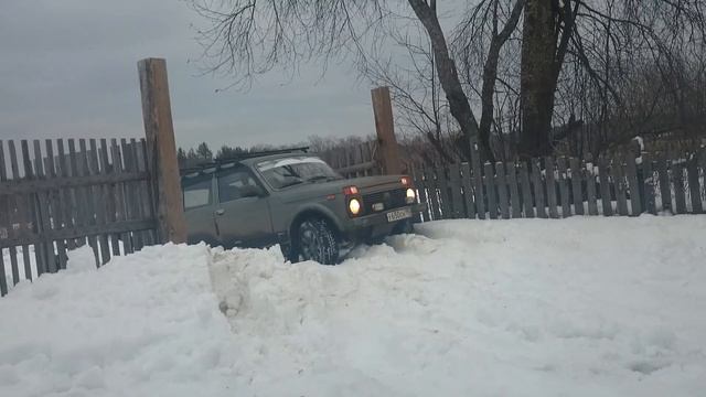 Нива 2131. Батя развлекается :))) или когда не охото чистить снег смотреть онлайн